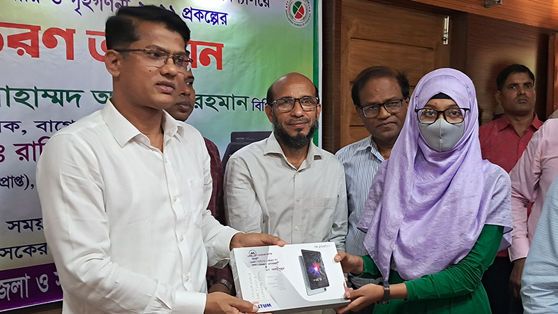 বাগেরহাটে শিক্ষার্থীরা পেল প্রধানমন্ত্রীর উপহারের ট্যাব