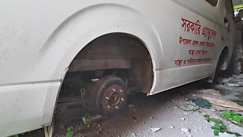গ্যারেজ থেকে বের হওয়ার আগেই চাকাসহ যন্ত্রাংশ চুরি