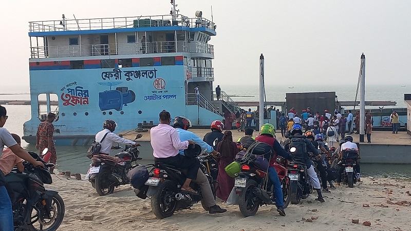 মোটরসাইকেলের জন্য শিমুলিয়া-মাঝিরকান্দি রুটে ফেরি চলাচল শুরু