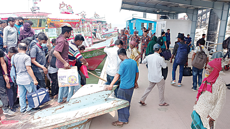 ঈদযাত্রায় লঞ্চে ভিড় ফেরিতে নেই দুর্ভোগ