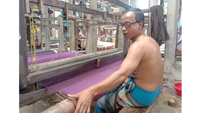 পাওয়ার লুমের ভিড়ে হারিয়ে যাচ্ছে হ্যান্ড লুমের তৈরি শাড়ি