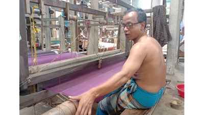 পাওয়ার লুমের ভিড়ে হারিয়ে যাচ্ছে হ্যান্ড লুমের তৈরি শাড়ি