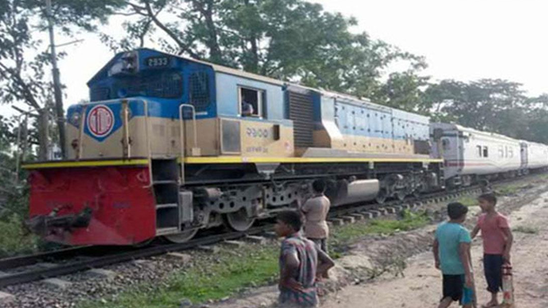 চলন্ত ট্রেনে ছোড়া পাথরের আঘাতে গার্ড আহত
