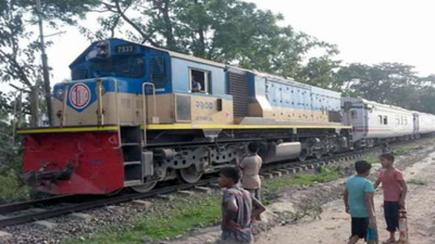 চলন্ত ট্রেনে ছোড়া পাথরের আঘাতে গার্ড আহত