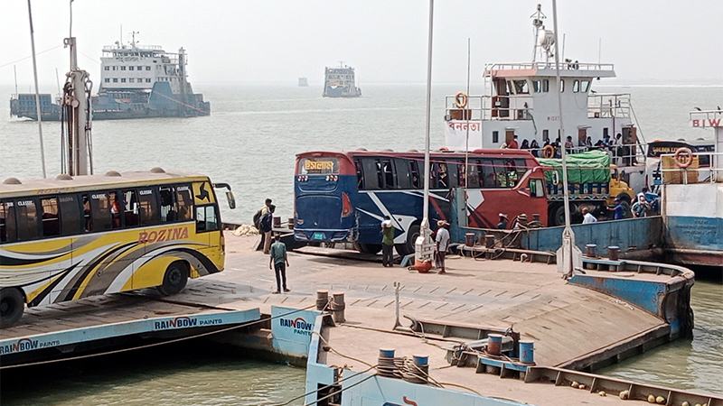 পাটুরিয়া দৌলতদিয়া নৌরুট : স্বস্তিতে পার হচ্ছেন ঘরমুখো মানুষ