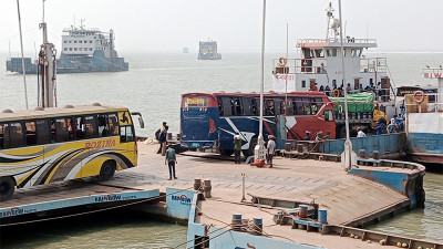 পাটুরিয়া দৌলতদিয়া নৌরুট : স্বস্তিতে পার হচ্ছেন ঘরমুখো মানুষ