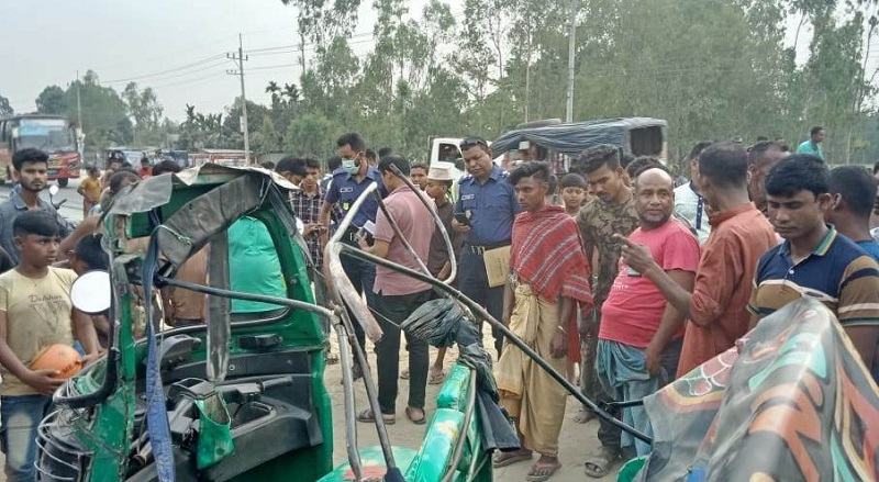গাইবান্ধায় অটোরিকশায় বাসের ধাক্কা, ৪ জন নিহত