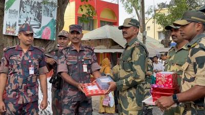 হিলি সীমান্তে বিজিবি ও বিএসএফের ঈদ শুভেচ্ছা বিনিময়