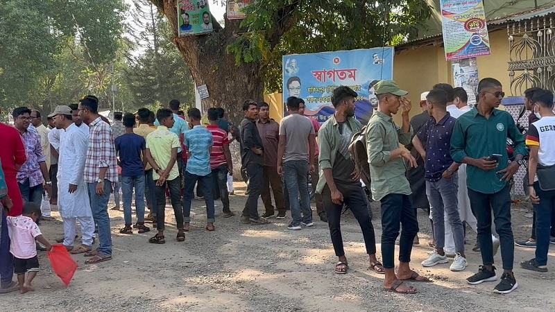 ঈদ উপলক্ষে হিলি সীমান্তে দর্শনার্থীদের উপচেপড়া ভিড়