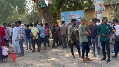 ঈদ উপলক্ষে হিলি সীমান্তে দর্শনার্থীদের উপচেপড়া ভিড়