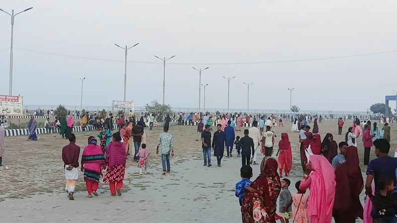 গাইবান্ধার বালাশীঘাটে পর্যটকদের উপচেপড়া ভিড়