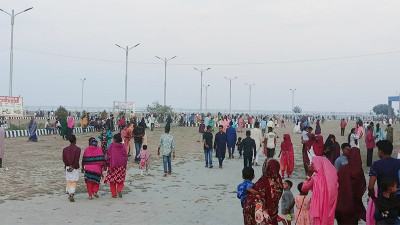 গাইবান্ধার বালাশীঘাটে পর্যটকদের উপচেপড়া ভিড়