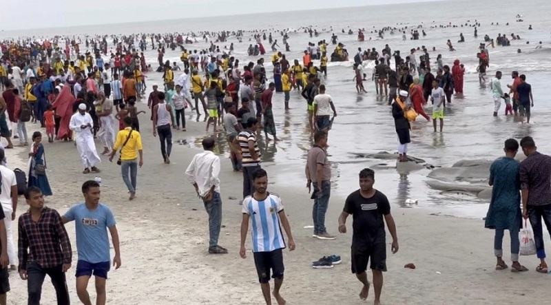 পর্যটকদের পদচারণায় মুখর কুয়াকাটা
