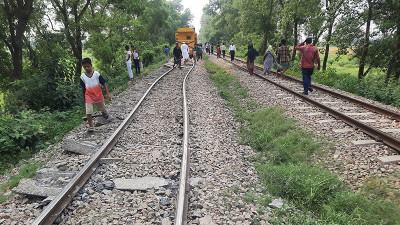 গরমে রেললাইন বেঁকে যাওয়ায় ট্রেন লাইনচ্যুত