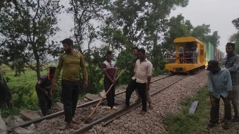 ২৪ ঘণ্টায়ও উদ্ধার হয়নি লাইনচ্যুত বগি, তদন্ত কমিটি গঠন