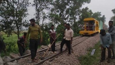 ২৪ ঘণ্টায়ও উদ্ধার হয়নি লাইনচ্যুত বগি, তদন্ত কমিটি গঠন