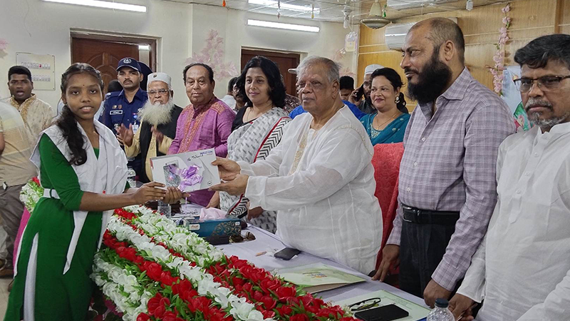 ঝালকাঠিতে প্রধানমন্ত্রীর উপহারের ট্যাব পেল শিক্ষার্থীরা