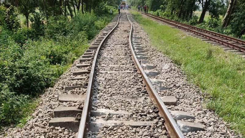 আবার বেঁকে গেছে ৩০ ঘণ্টা ধরে ঠিক করা সেই রেললাইন