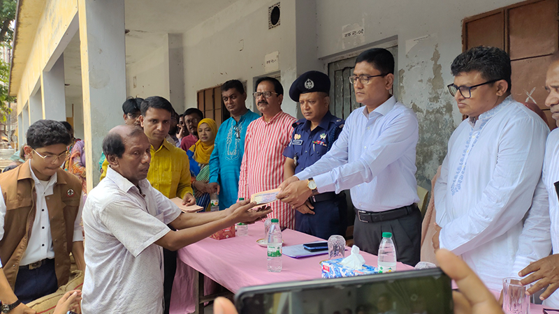 পটুয়াখালীতে অগ্নিকাণ্ডে ক্ষতিগ্রস্তরা পেলেন সহায়তা