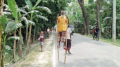 রনপায়ে হেঁটে বেড়ান তিনি