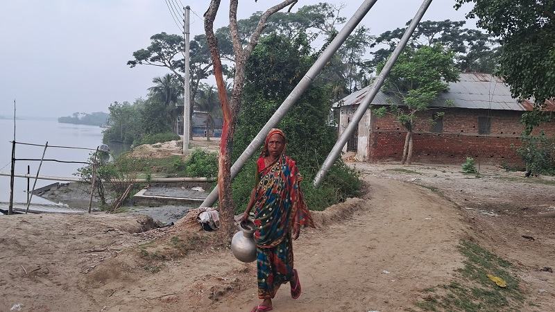 বেশি ঝুঁকিতে উপকূলের অরক্ষিত বাঁধের পাশের বাসিন্দারা