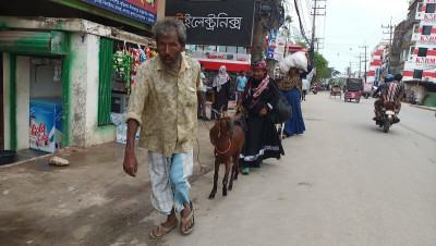 আশ্রয় কেন্দ্রে উপকূলের মানুষ