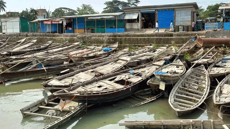 চাঁদপুরে জব্দ ৫২ নৌকা নিলামে ১৭ লাখ টাকায় বিক্রি
