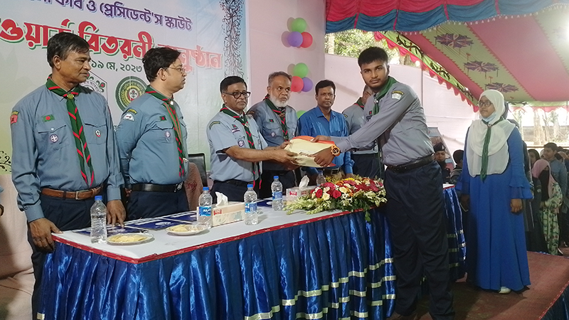 যশোরে স্কাউট সদস্যদের মাঝে অ্যাওয়ার্ড বিতরণ