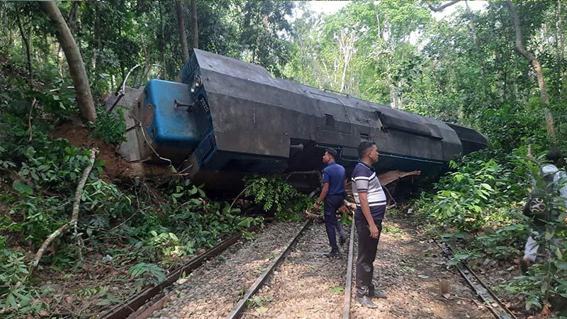 লাউয়াছড়ায় রেললাইনে উপড়ে পড়া গাছ, ইঞ্জিনসহ বগি লাইনচ্যুত