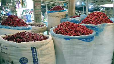 হিলিতে শুকনো মরিচের দাম কমেছে কেজিতে ৬০ টাকা