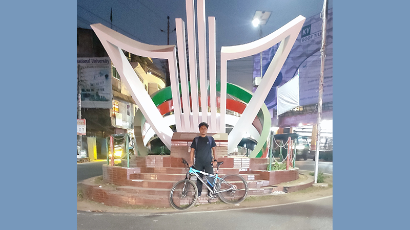 ২৯১ কিমি সাইকেল চালিয়ে বাড়ি ফিরেছেন কুবি শিক্ষার্থী