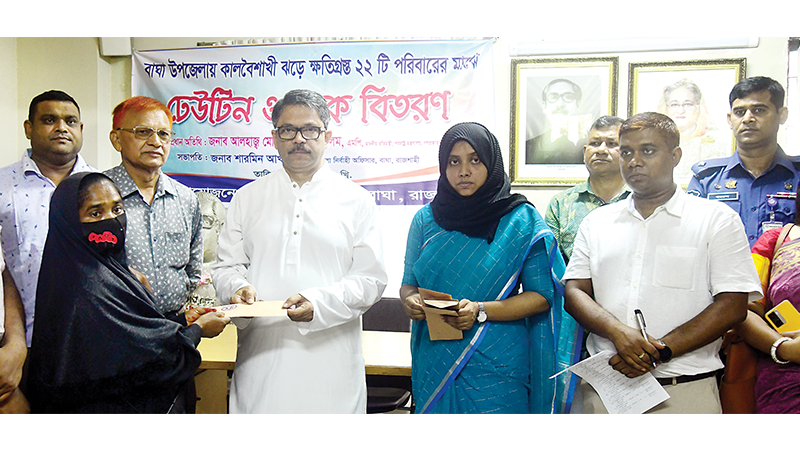 ঝড়ে ক্ষতিগ্রস্তরা পেলেন ঢেউটিন ও অর্থসহায়তা