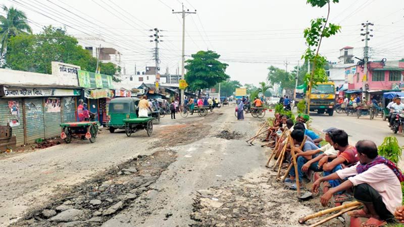 বেহাল ১৯০ কোটি টাকার সড়ক, সংস্কার বন্ধ রাখলেন ক্ষুব্ধ মেয়র