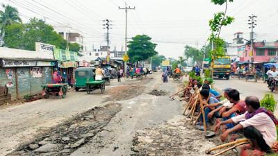 বেহাল ১৯০ কোটি টাকার সড়ক, সংস্কার বন্ধ রাখলেন ক্ষুব্ধ মেয়র