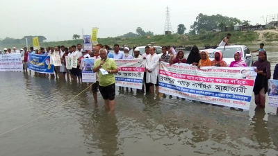 ব্রহ্মপুত্র নদ বাঁচানোর দাবিতে হাঁটুপানিতে দাঁড়িয়ে মানববন্ধন
