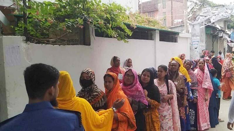 সকাল থেকেই ভোটারদের দীর্ঘ লাইন