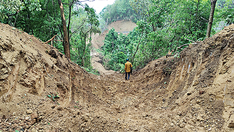 বান্দরবানে পাহাড় কেটে নির্মাণ করা হচ্ছে সড়ক