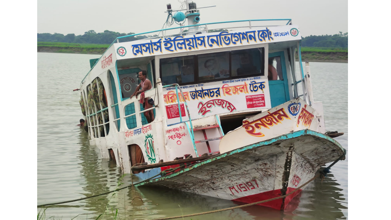 বরিশালে ঝড়ে লঞ্চডুবি গাছচাপায় বৃদ্ধ নিহত