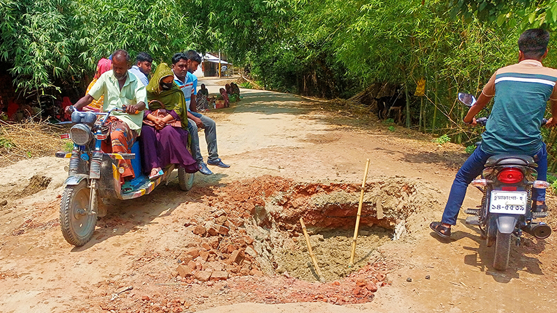 দামুড়হুদায় বেহাল সড়কে ঝুঁকি নিয়ে চলছে যানবাহন