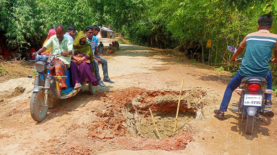 দামুড়হুদায় বেহাল সড়কে ঝুঁকি নিয়ে চলছে যানবাহন