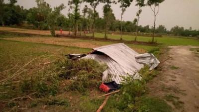 গাইবান্ধায় হঠাৎ ঝড়ে লণ্ডভণ্ড ঘরবাড়ি ও ব্যবসা প্রতিষ্ঠান
