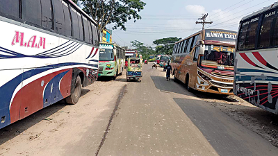 শরণখোলায় সড়কে বাস পার্কিং, ঘটছে দুর্ঘটনা