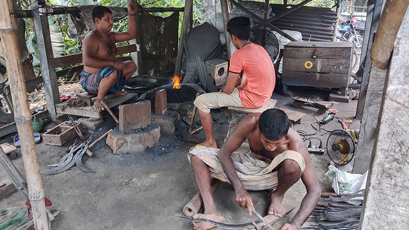 ঈদে নড়াইলে ৩ কোটি টাকার কামারশালার পণ্য বিক্রির আশা