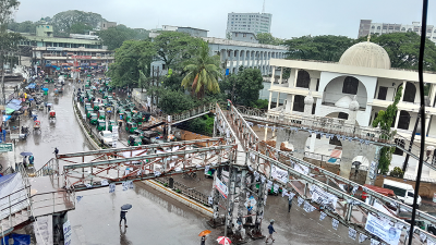 টানা বৃষ্টিতে জলমগ্ন সিলেটের পথঘাট