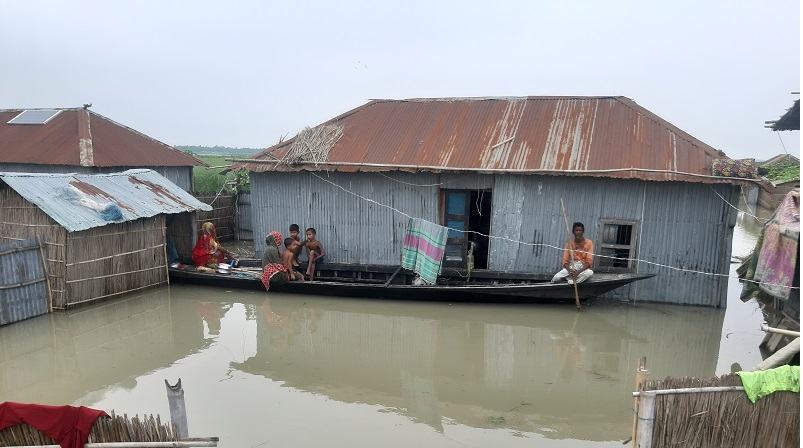 নাগেশ্বরীতে বাঁধ ভেঙে লোকালয়ে ঢুকে পড়ছে পানি