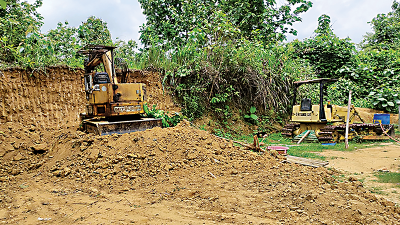 থানচিতে পাহাড় কাটা মাটি দিয়ে ভরাট হচ্ছে পুকুর
