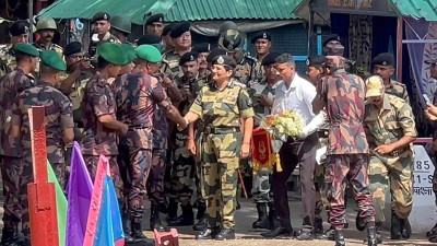 হিলি সীমান্তে বিএসএফের বিশেষ মহাপরিচালক সোনালি মিশরা