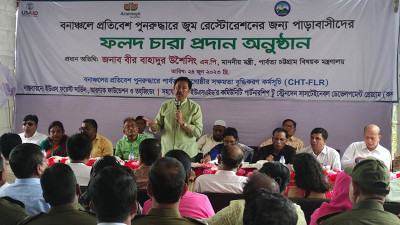 বান্দরবানে ফলদ চারা বিতরণ