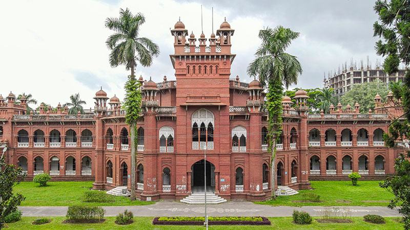 প্রাচ্য ও পাশ্চাত্য স্থাপত্য রীতির দৃষ্টিনন্দন স্থাপনা