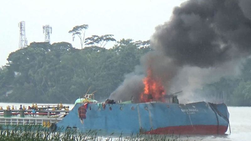ঝালকাঠিতে তেলবাহী জাহাজে বিস্ফোরণ দগ্ধ ৫, নিখোঁজ ৪